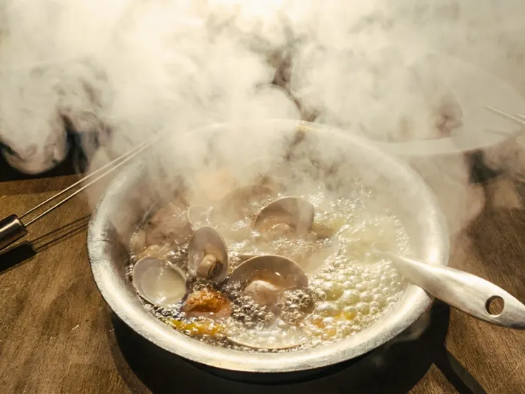 讓眼前的熱氣,幫你把那些規矩暫時擋在外面。