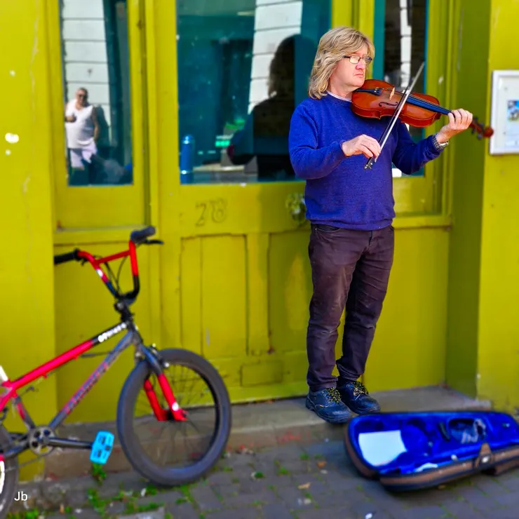 【雖然遊客少，也是有街頭藝人出來討生活，投了枚搞不清幣值的硬幣給他。】