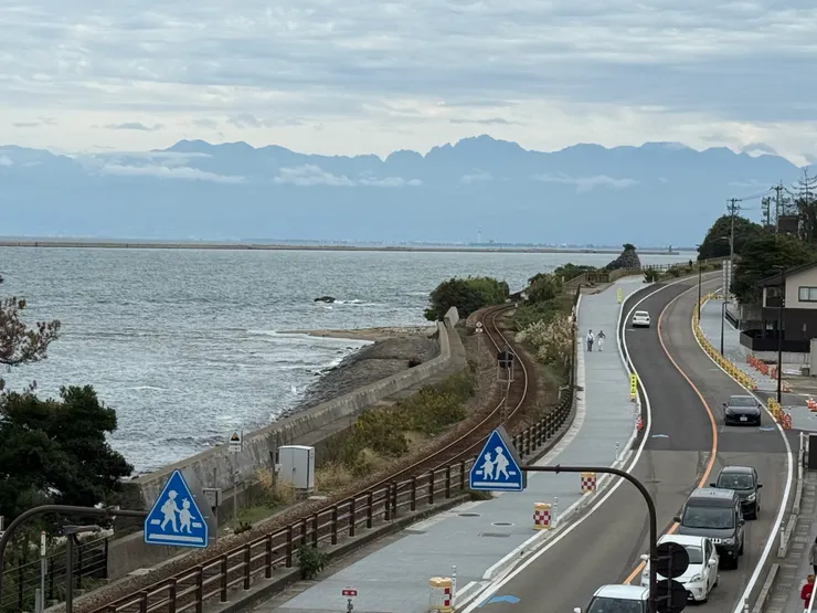 雨晴海岸望去的海岸線