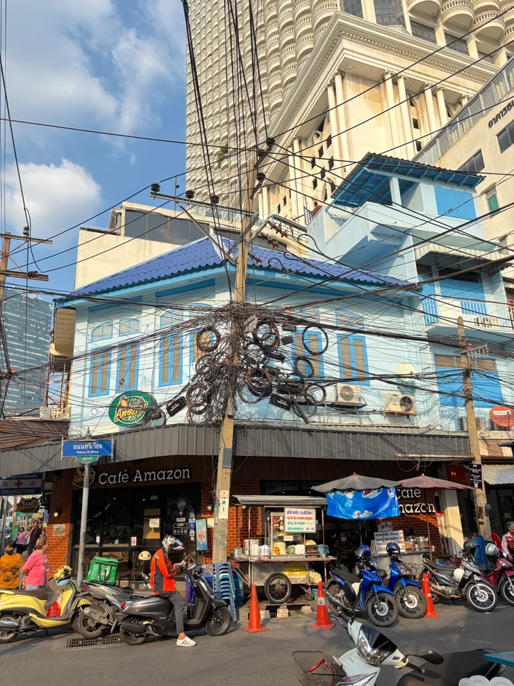 最有泰國味的咖啡廳在一團亂的電線桿後面
