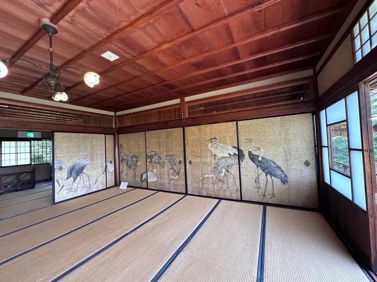 裡面還有很多畫和墨寶