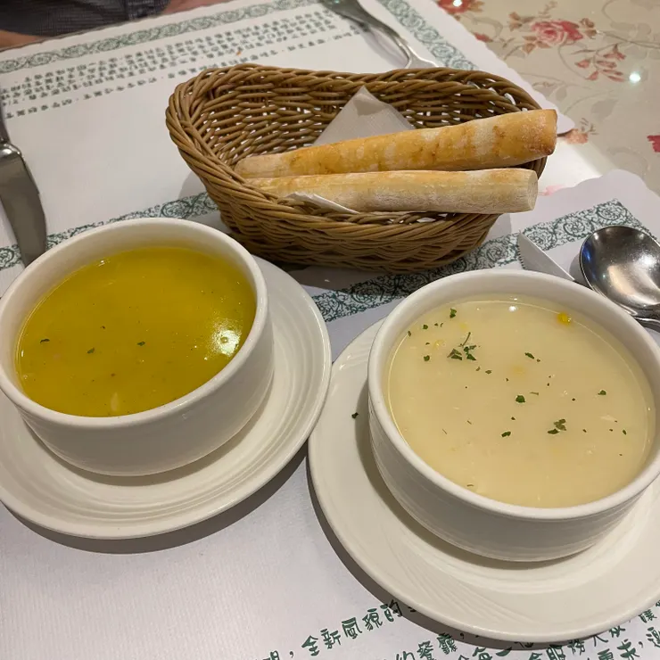 玉米雞蓉湯、法式鮮蝦南瓜湯