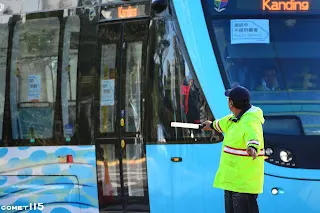 即使列車通過時一般用路人看的號誌已切換紅燈，
每個路口還是加派人力指揮