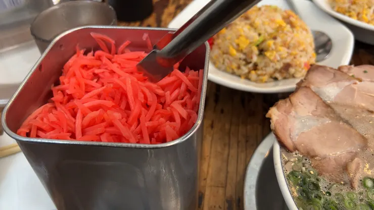 「濃厚豚骨湯頭結合滑順生蛋黃與酸爽紅生薑，這就是道地的福岡滋味。」