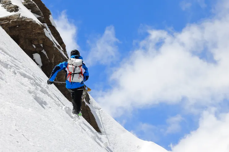 元植攀登道拉吉里西北稜的背影