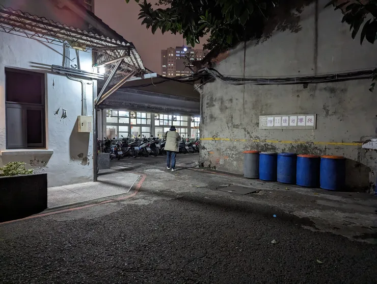 從入口往餐廳方向前進會先經過小廣場