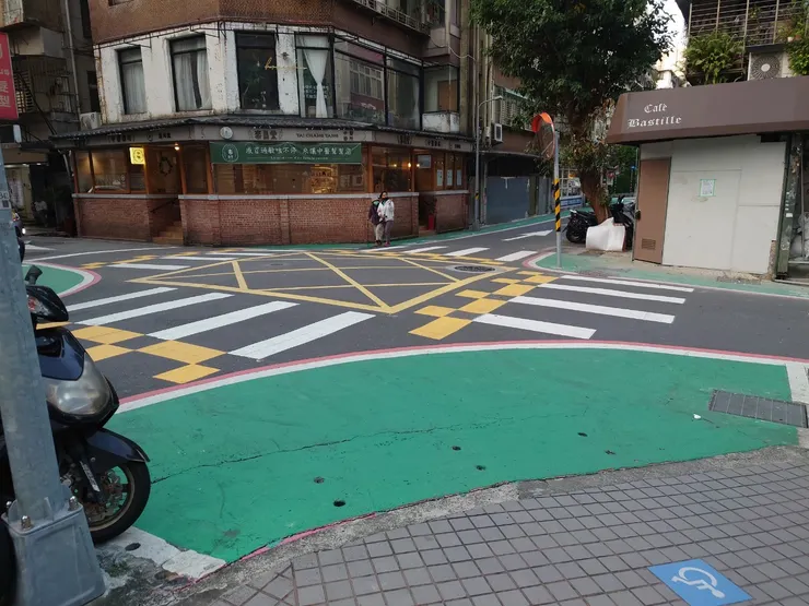 新生南路三段86巷與溫州街交叉口繪製的斑馬線黃色格紋，可以看到雖然用心的朝向車流方向，但全部擠在一團。
