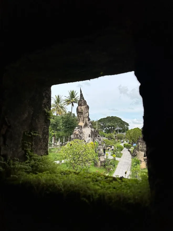 從內部往外看臥佛