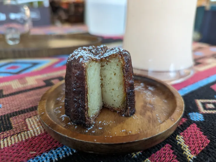 Amajia阿嬤家咖啡漁村料理的可麗露好吃又貼心切開