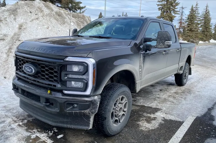 體型厚實的大車車停在旅館外牆