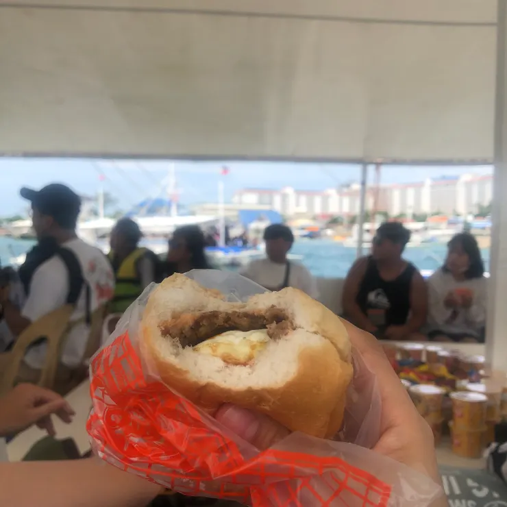 雖然早餐有在學餐吃了，但到遊艇上還是又吃了一次，會不會回台灣直接胖五公斤。