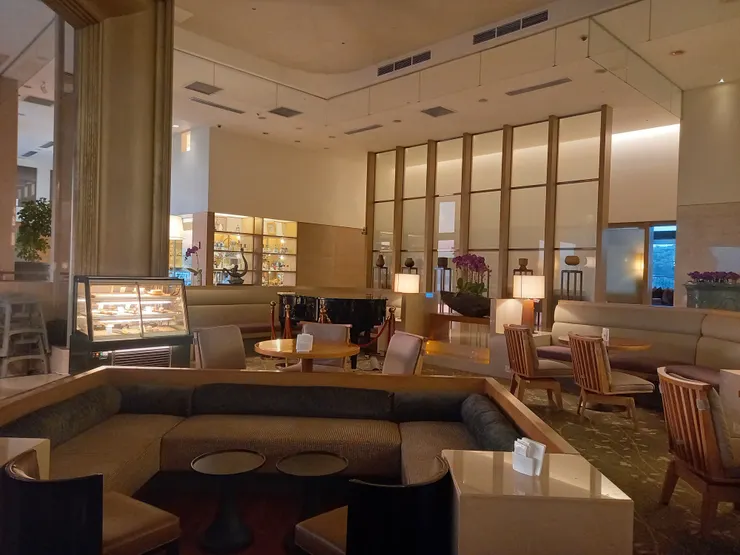 日月潭雲品酒店大廳酒吧有很多包覆性極佳的沙發座位!我很喜歡!