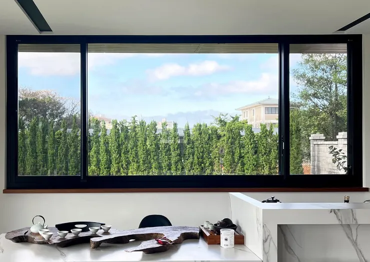 圖說：超大面積景觀窗，讓視野更寬廣。（圖/安固麗）