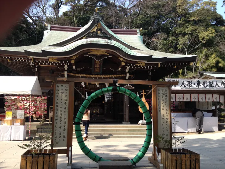 經過努力後終於抵達江島神社的邊津宮(看板寫著參拜前穿過茅草圓環可洗滌身心污穢罪孽)