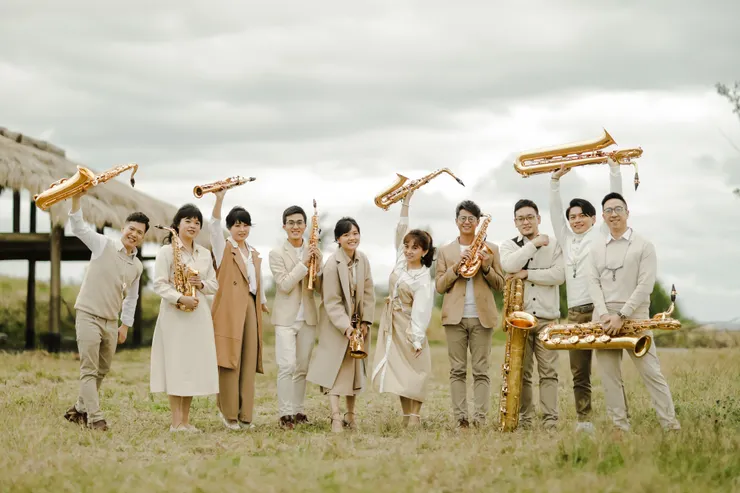 《大地之息》專輯同名曲MV特別遠赴台東海岸取景，米特薩克斯風重奏團走入自然田野，以音樂呼應土地的呼吸與記憶。圖為團員於台東拍攝現場合影。（圖／MIT米特薩克斯風重奏團提供）