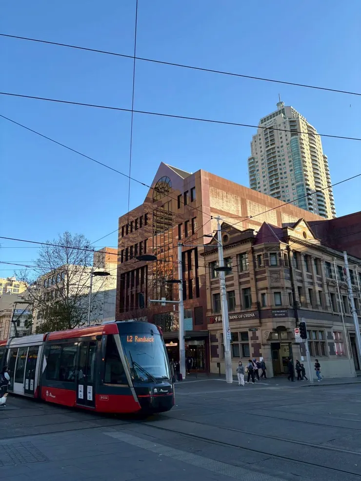 沿著輕軌站走到中國城