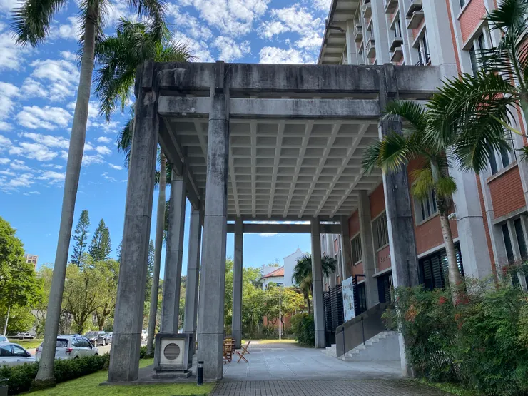 柱子之間具宮燈意象的排氣孔裝置