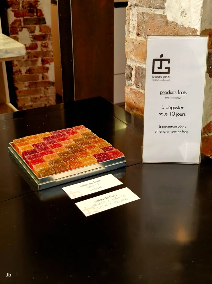 【雅克傑南把水果糖當精品賣！看這室內裝潢，在寸土寸金的巴黎，對空間毫不吝惜，但以簡潔明耀舒目為重。一組顧客進門，必有一店員笑臉迎來，婉言介紹，並依例請來客選一粒軟糖奉上，當然成本考量，也就只限一粒。】