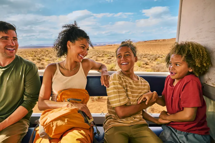 親子共賞亞利桑那州令人驚嘆的響尾蛇峽谷。圖：美國國家旅遊局／提供