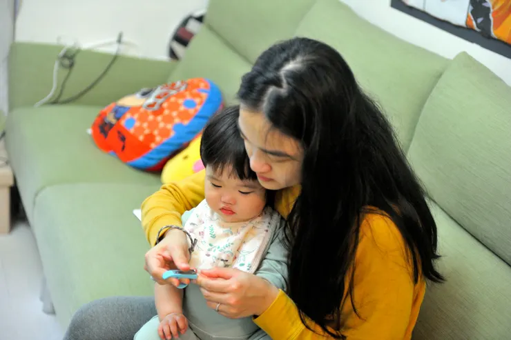 【再見爸媽她笑得比蒙娜麗莎還美！出門上學前，乖乖地讓媽媽剪指甲。】