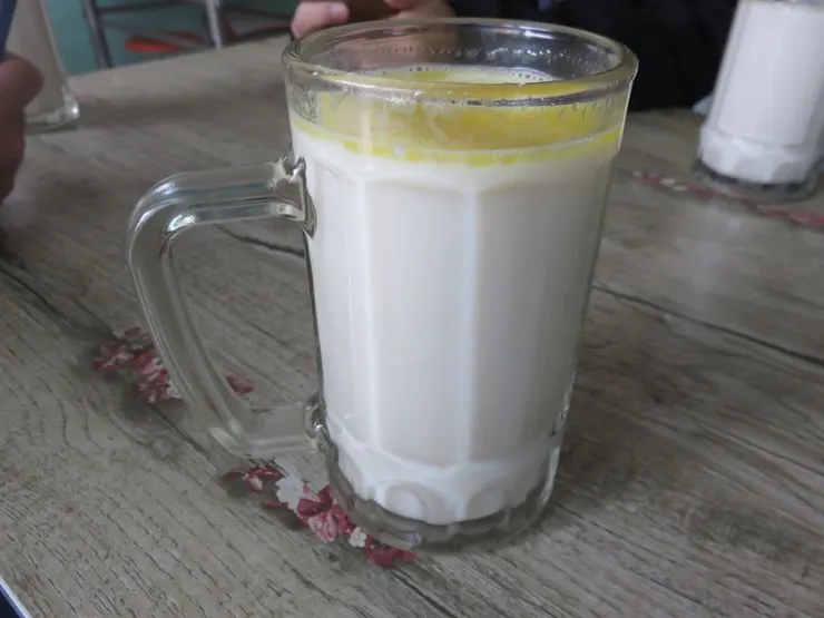 酥油茶，完全不甜，是鹹的。