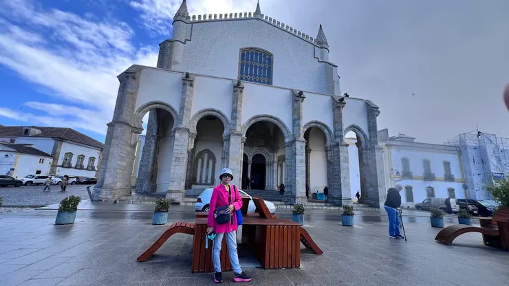 來到聖方濟天主堂門口，人骨教堂在天主堂左側。