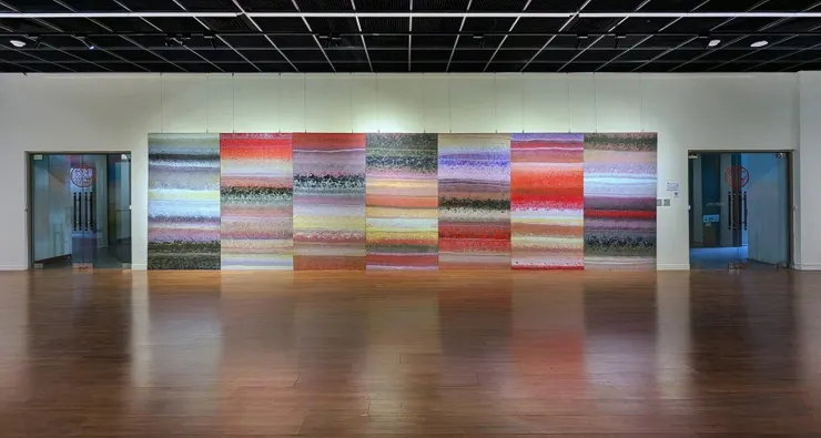 積吶虹光,〈青天白日滿地「虹」〉,壓克力顏料、宣紙,840 X 244 cm。