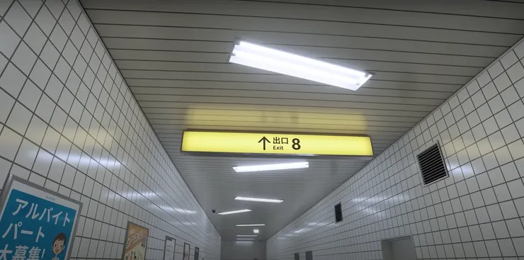 天花板上的燈排列錯亂