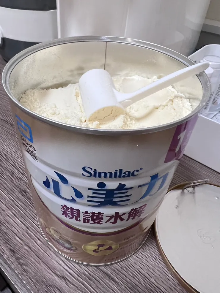 ▲	替大家開箱亞培心美力親護奶粉的外觀 