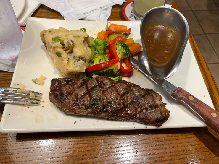 老樣子沙朗牛排，最後還解決了小半碗小孩的義大利麵。