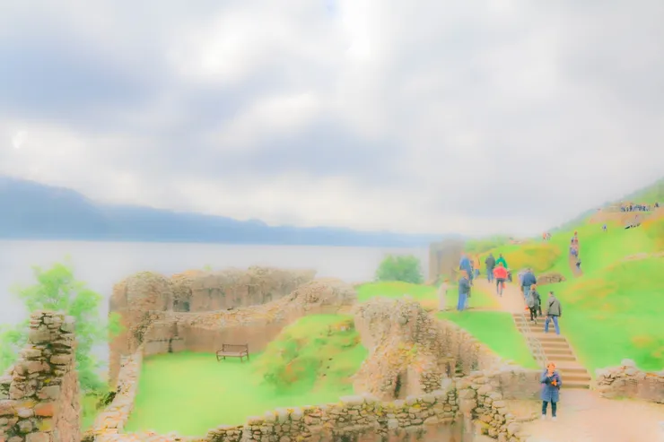 尼斯湖畔的厄克特城堡一景