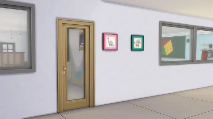 這一層課室的門全都有大玻璃窗，之後說明。牆壁上也有可愛的圖畫，是學生的作品。