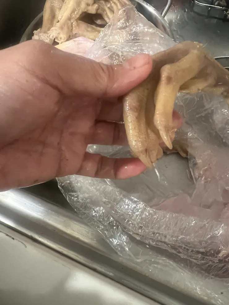 先用剪刀剪去指甲，腳底的結節也要剪掉。