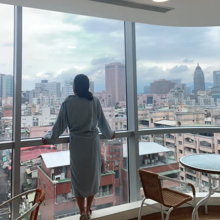 不仔細看還以為卡蘿穿浴袍在飯店渡假勒