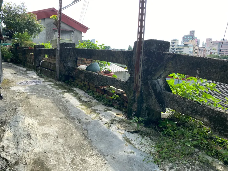 這些水泥欄杆是取自從前瑠公圳的護欄，上面有連續的「水」字造型（拍攝日期：2025/7）