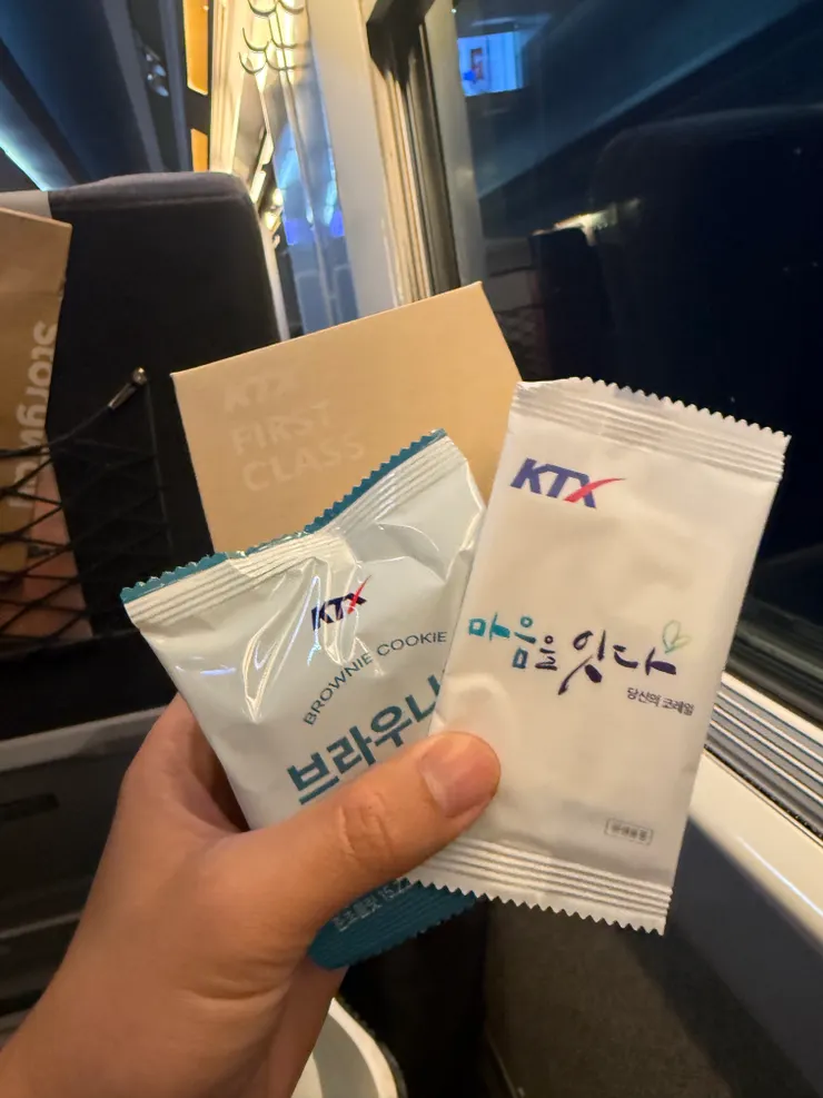 商務車廂還會附上一盒小點心跟水，採自助式，通常放在車廂連接處，但數量應該是算好一人一份。