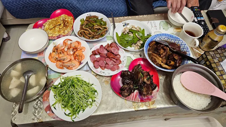 這是2024年8月17日星期六晚上老媽做的晚餐!超級豐盛!