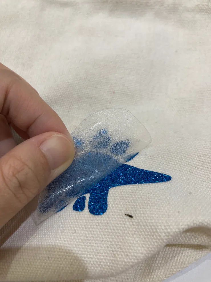 手提袋另一面在用恐龍圖案的熱轉印貼紙