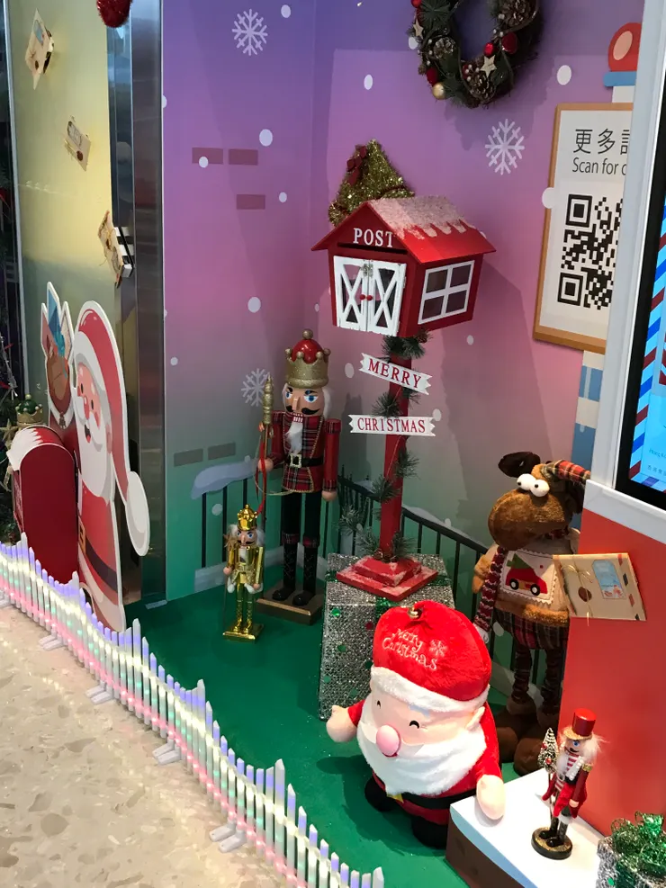 這些裝飾是會展裏的餐廳擺來推銷聖誕大餐。