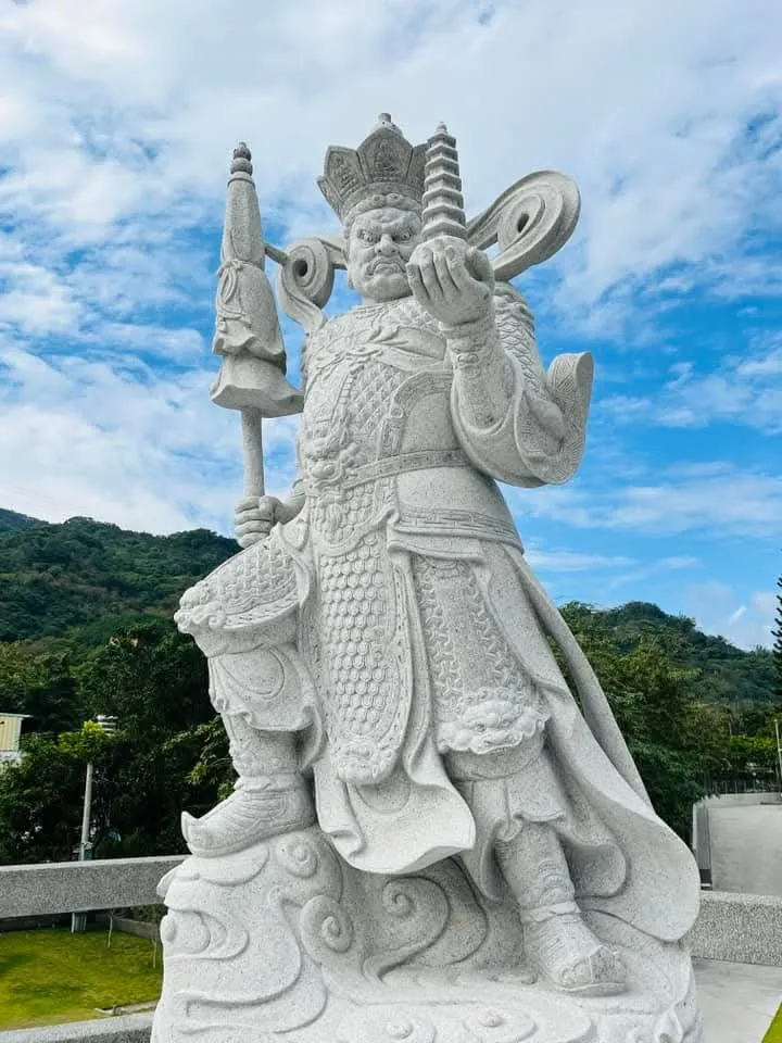 手持寶傘寶塔的北方天王。 林福燦師兄攝