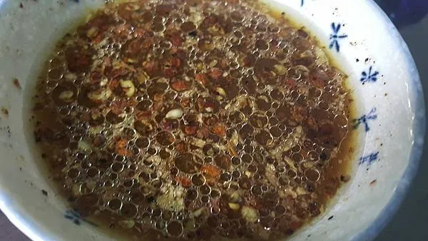 為了品嘗到真實槐葉的清香，不讓槐葉冷淘淹沒在諸多醬料與配菜裡，因此參考清代的《調鼎集》調了一個相對簡易的醬。