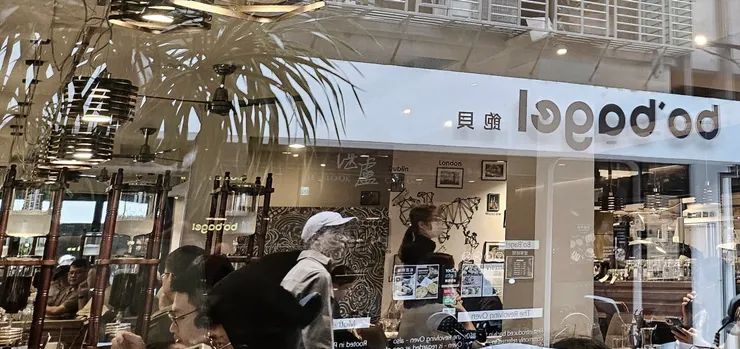 在某一個玻璃做成的地方寫了很多字。一字橘她拍的，對！是她拍的啦