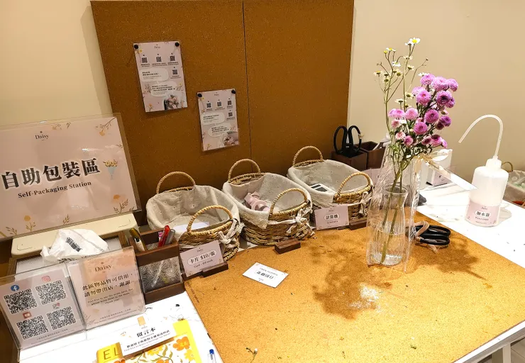 店內有自助包裝區,方便我們剪花和包花,也有計算機方便愛花人計算購買花束的總花費。