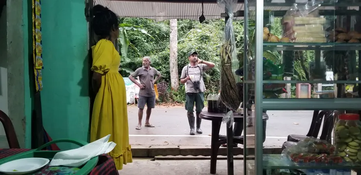 在小店等待入黑