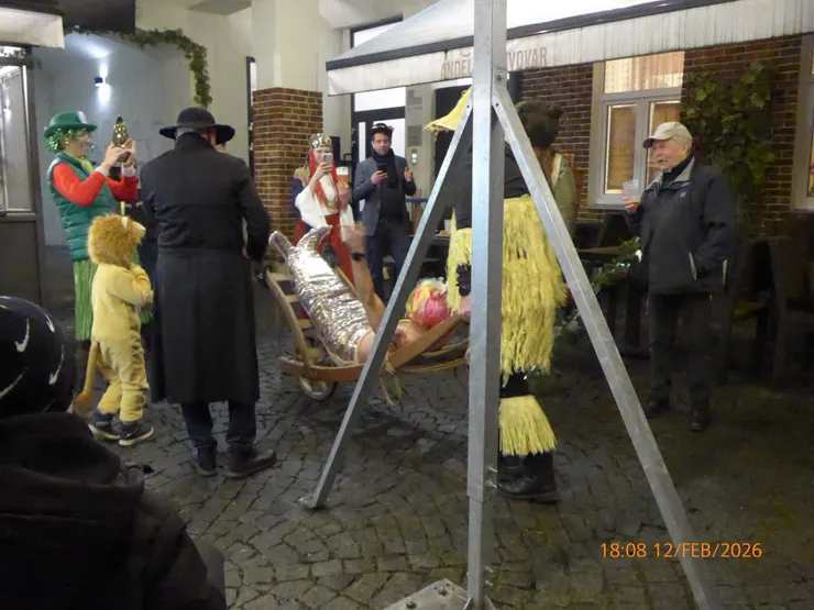 變身美人魚的捷克爸爸成為眾人焦點