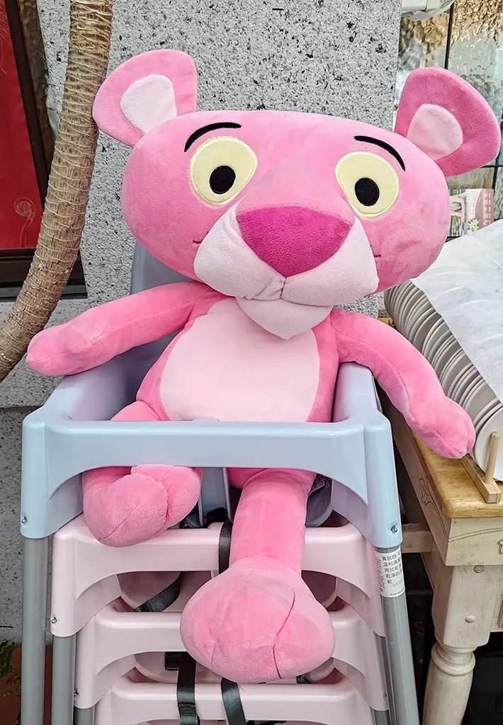 兒童高腳椅的粉紅豹玩偶