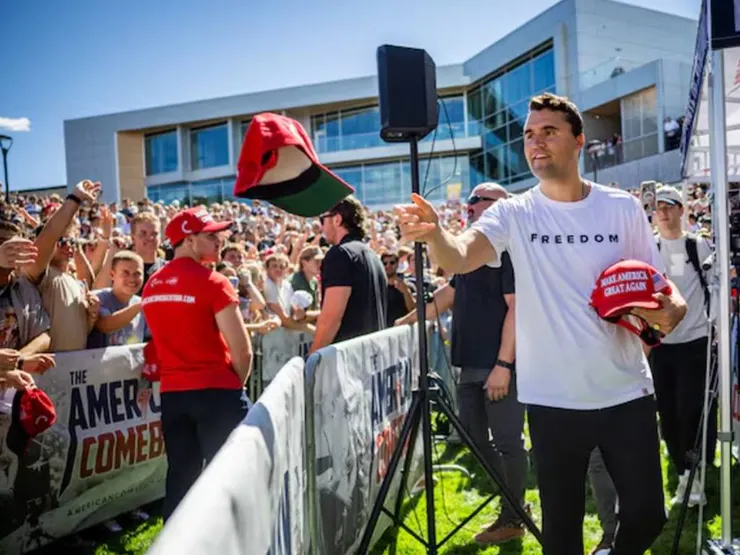 2025年9月10日，美國青年保守派領袖查理柯克在猶他州猶他谷大學演講，遇刺身亡