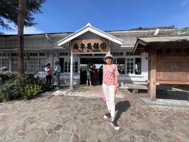 不用燈箱裝置的車站多了幾分典雅