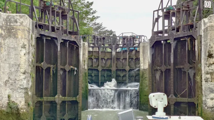 遊船準備通過船閘，進入橢圓形水池。