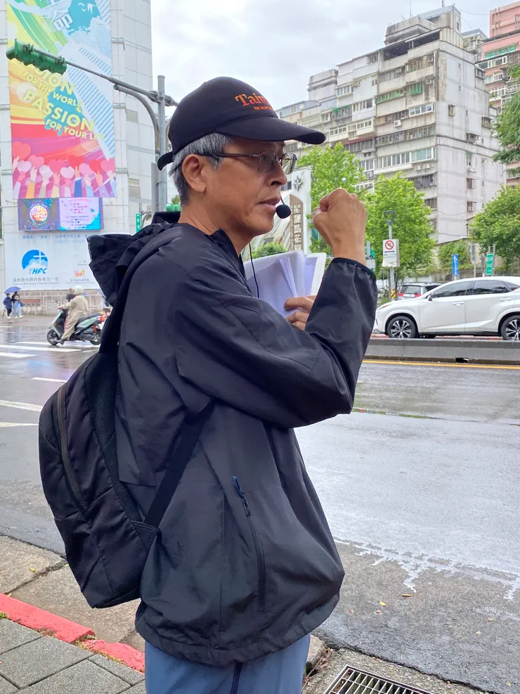 今日導覽由魏炳琨老師帶領，他一開場便以握拳的手勢，比喻山谷地形，說明人類聚落的形成。